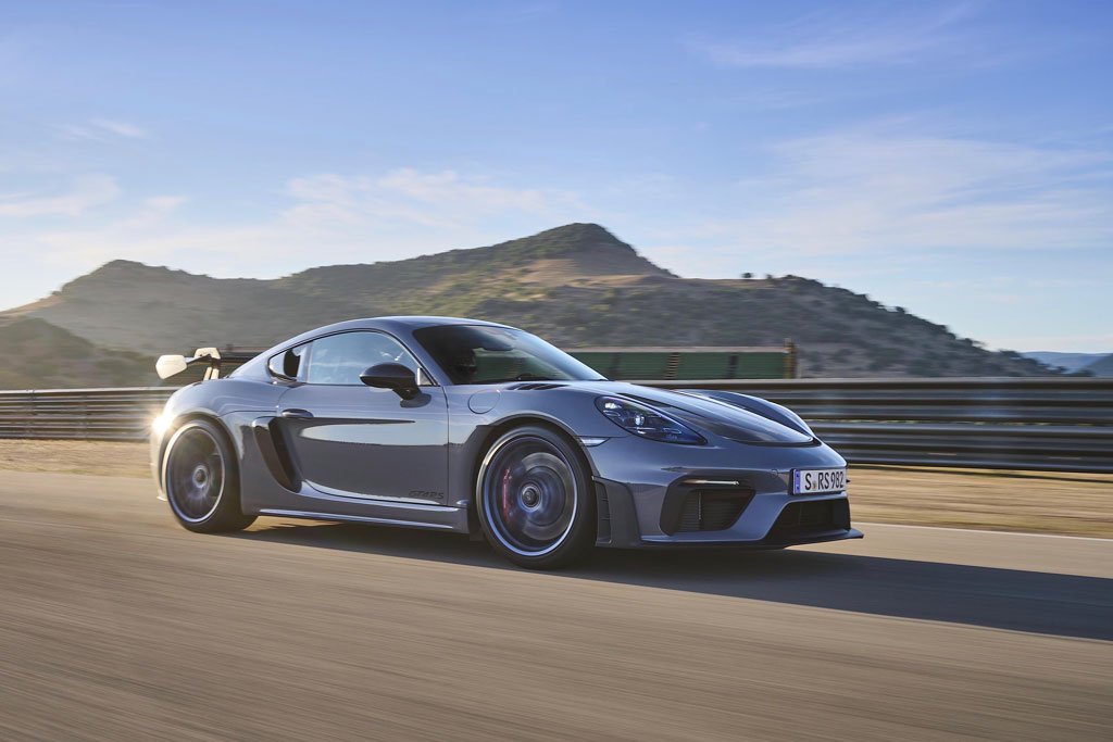 The 718 family gets a new flagship: The Porsche Cayman 718 GT4 RS