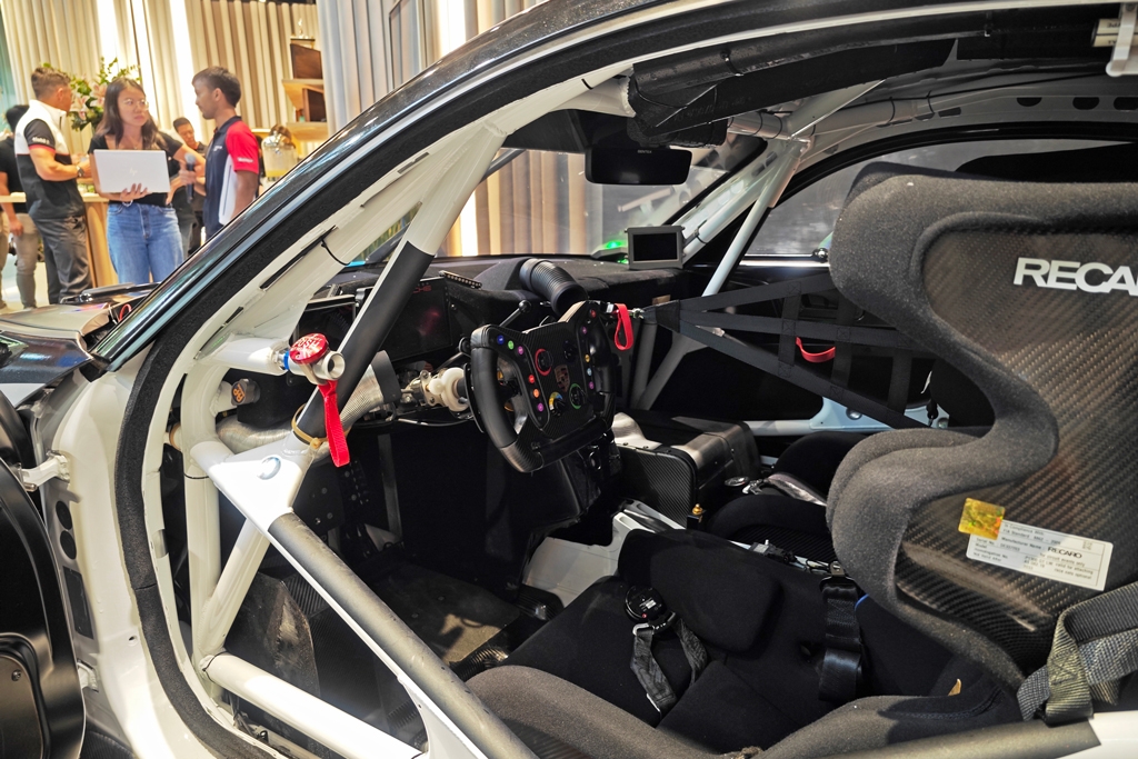 Porsche Mission R review: a 1,073bhp electric racing concept Reviews 2024