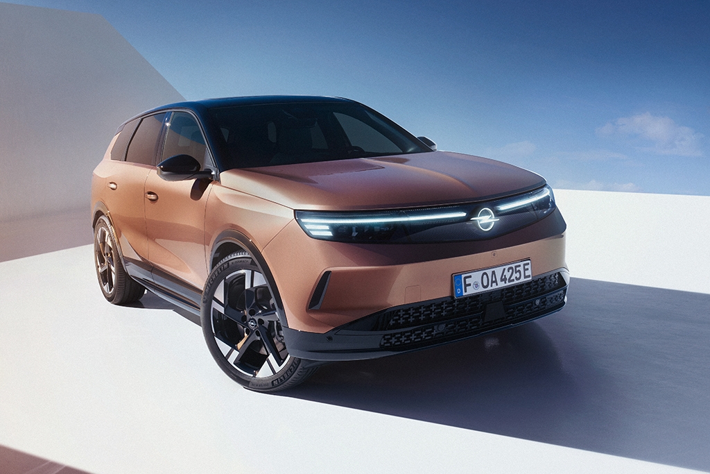 New Opel Grandland goes all sleek and high-tech