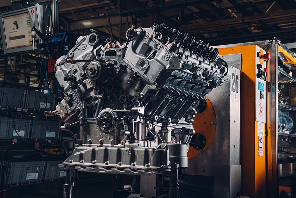Bentley builds its last 6.0-litre W12 engine