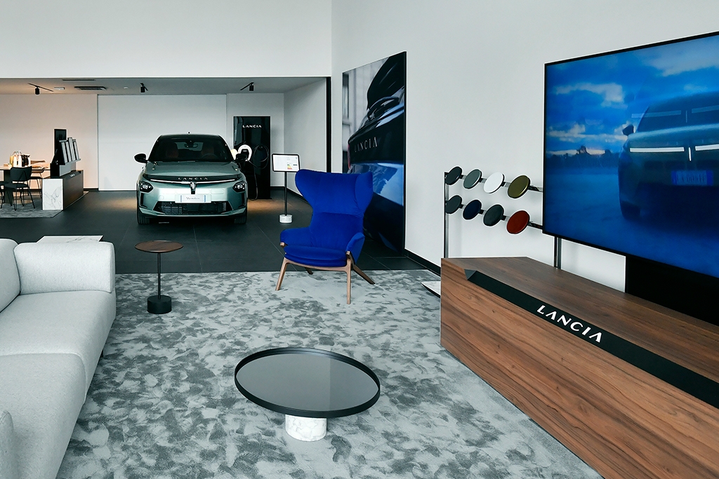 Lancia opens first showrooms in France and Spain - Sgcarmart