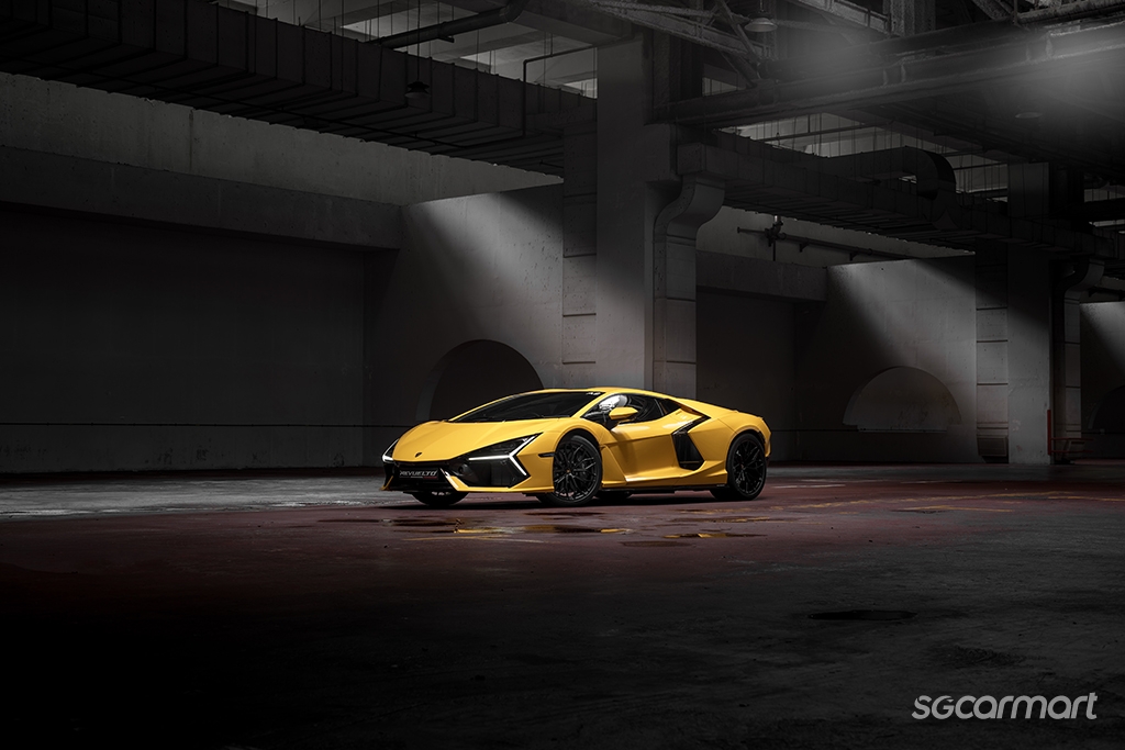 Lamborghini Revuelto Review