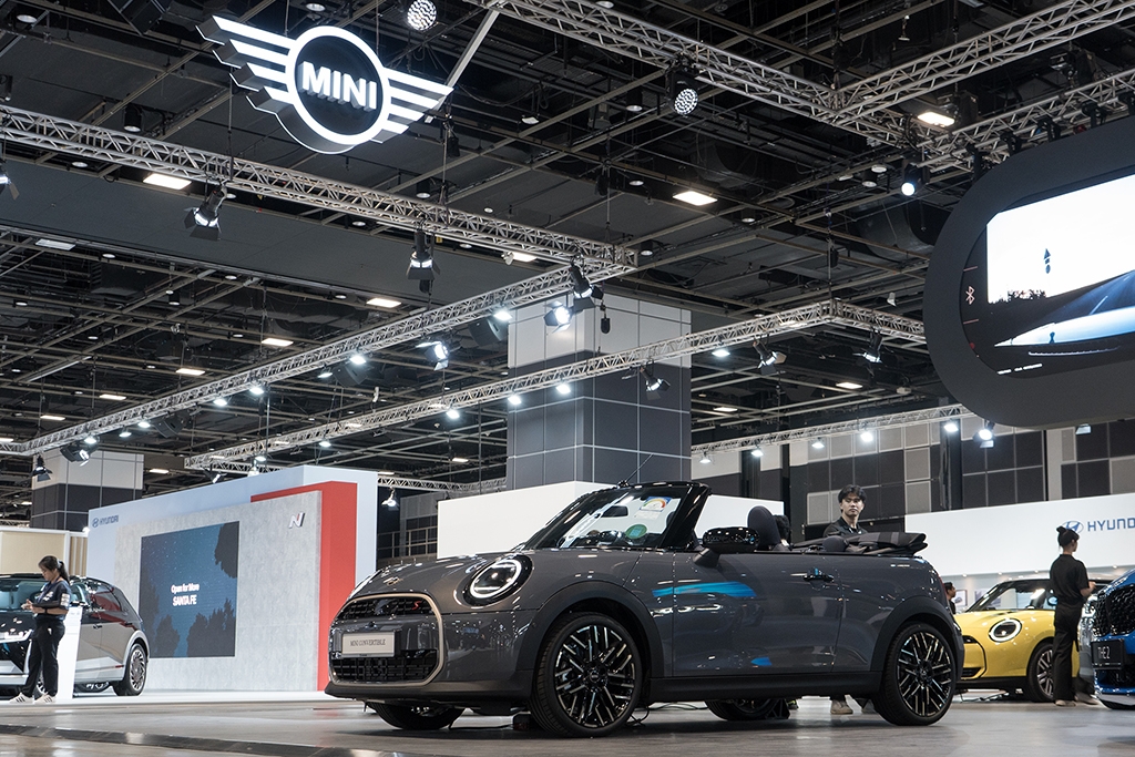 New MINI Cooper Convertible previewed at Motor Show