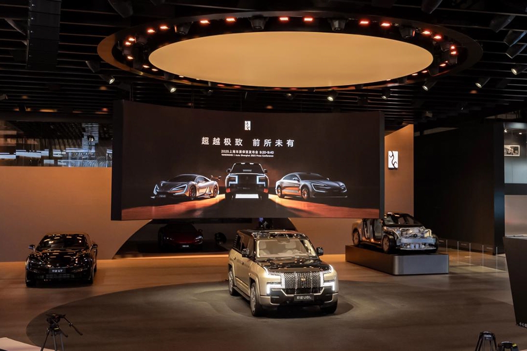 All-new Yangwang U8L fronts lineup at 2025 Auto Shanghai