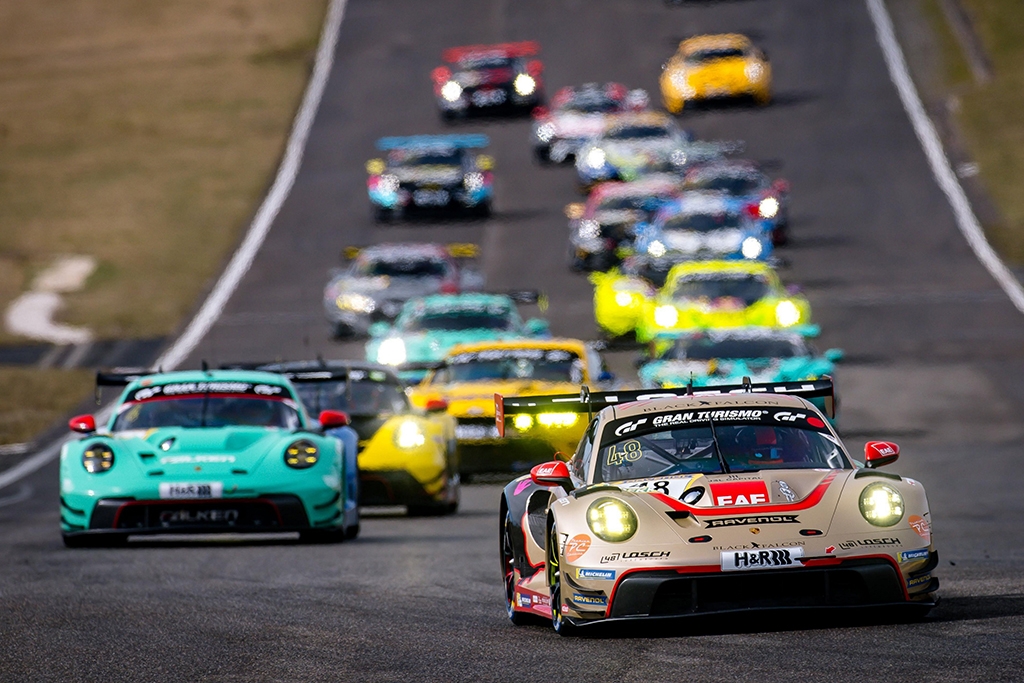 Porsche 911 GT3 Rs battle for victory on the Nordschleife