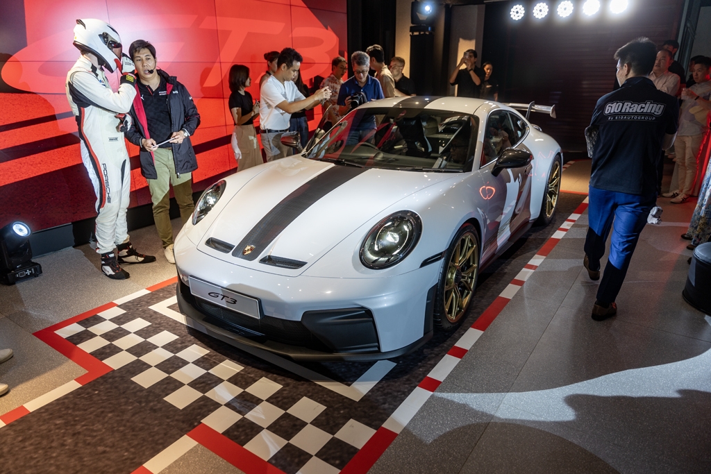 Porsche 911 GT3 roars into Singapore