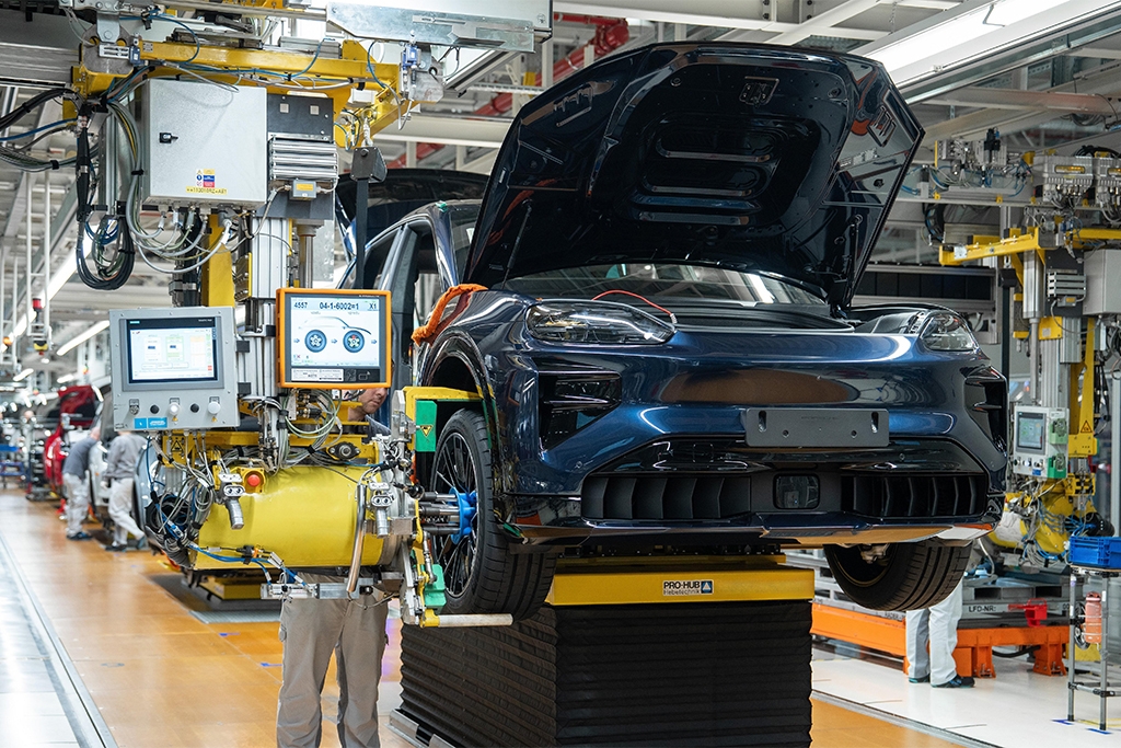 Porsche breaks new ground in Cayenne Electric production