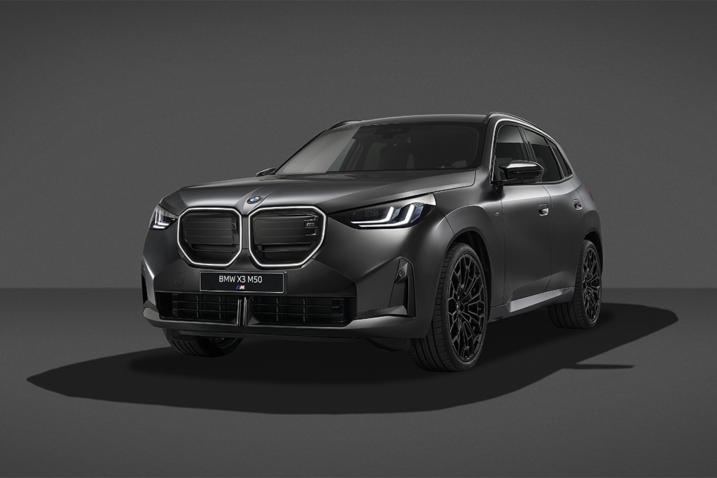 The BMW X3 M50 xDrive gets darker and faster