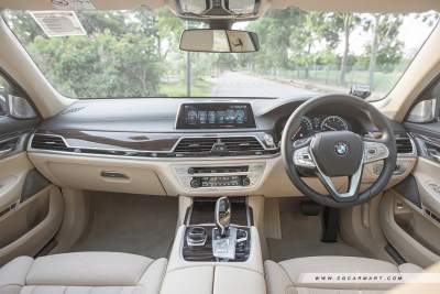 sgCarMart understands the all new BMW 7 Series' drive and tech