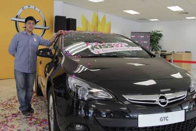 Two lucky winners drive home Opel and Nissan cars