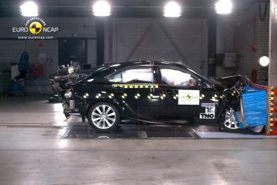 Mazda6 and Lexus IS earn 5-star safety rating