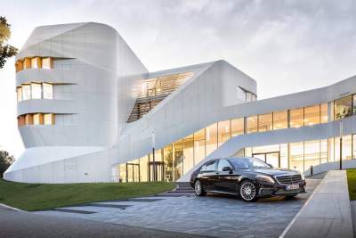 Mercedes unveils S 65 AMG housing a V12 monster