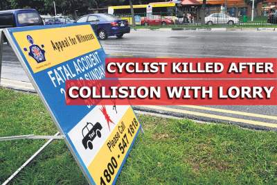 Accident with lorry results in death of cyclist