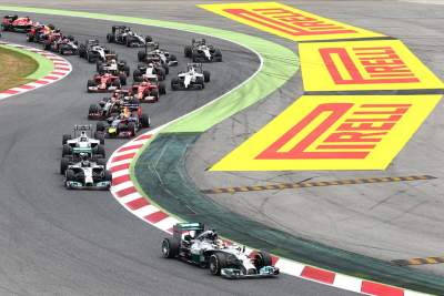 Hamilton beats Rosberg after thrilling finale at the Spain Grand Prix