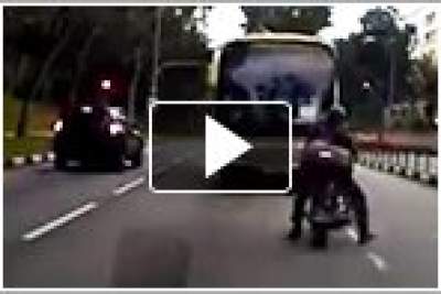 Bus goes against traffic and knocks down motorcyclist
