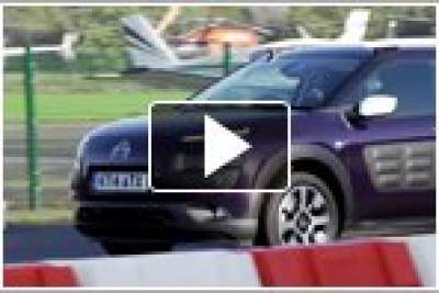 Citroen gets into a game with Arsenal players