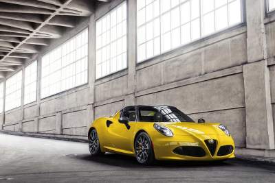 Alfa Romeo unveils new 4C Spider at Detroit Motor Show