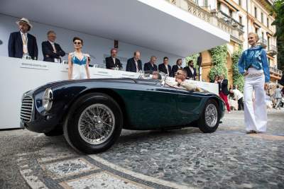 Impressive parade of vehicles in Villa d'Este event