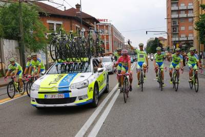 Citroen provides vehicles to support cycling team