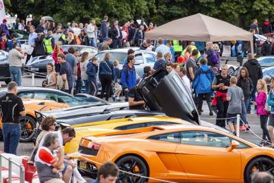 Showers give way to sunshine at Supercar Showdown 2015