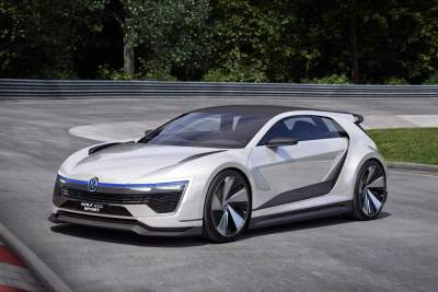 Volkwagen debuts new plug-in hybrid Golf GTE Sport concept