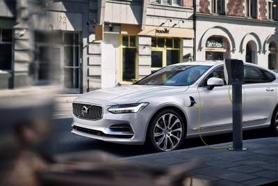 Volvo Cars calls on automotive industry to standardise electric car charging