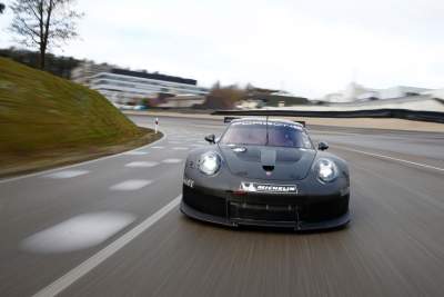Sucessor to the Porsche 911 RSR enters test phase