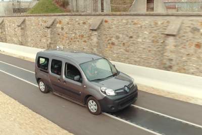Renault Kangoo Z.E. demonstrates wireless electric vehicle charging