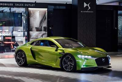 DS Virgin racing driver takes DS E-TENSE for a spin in a shopping centre