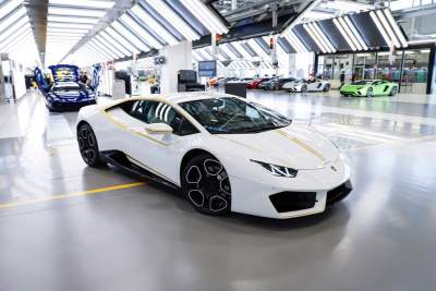 Lamborghini donates customised Huracan to Pope Francis for charity