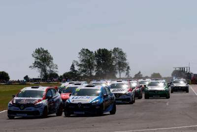 Renault Clio Cup title fight resumes at Snetterton circuit