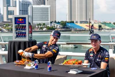 Red Bull racing drivers try to crack a chilli crab