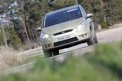 Ford S-MAX awarded top Euro NCAP safety rating.