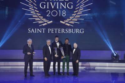 Mercedes-AMG Petronas Motorsport and Lewis Hamilton receive F1 trophies