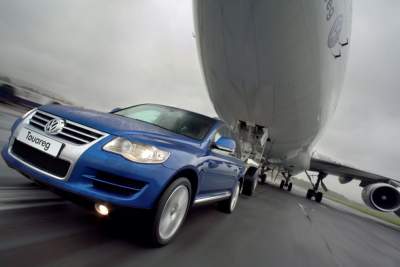 Record-breaking: Volkswagen Touareg tows Boeing 747