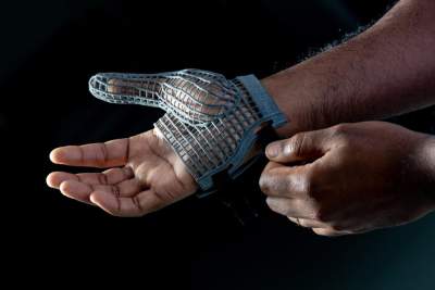 Jaguar Land Rover develops 3D-printed glove