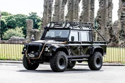James Bond's Defender to go under the hammer