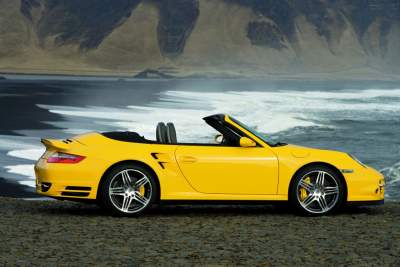 Porsche 911 Turbo lifts its roof