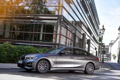 New entry-level plug-in hybrid variants for the BMW 3 and 5 Series