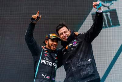 Lewis Hamilton agrees to a new Mercedes contract for 2021