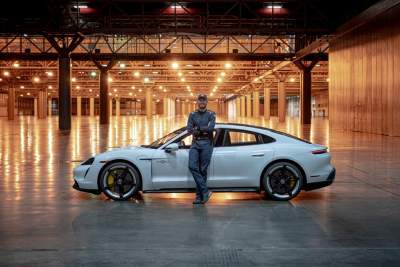 Porsche sets a new indoor land speed record