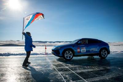 A Lamborghini Urus sets a high speed record on the icy surface of Lake Baikal