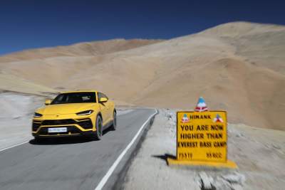 Lamborghini Urus traveses the Umling La Pass 5,880m above sea level