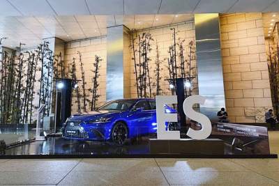 The Lexus ES250 F Sport makes its way to One Raffles Quay