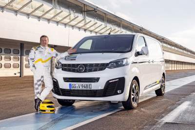 Opel Vivaro-e gets sporty sticker set