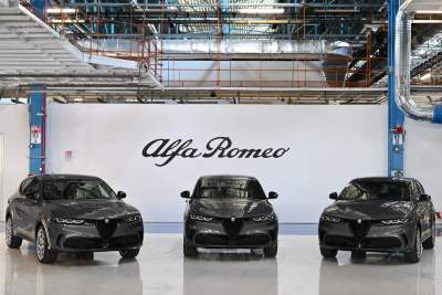 Alfa Romeo makes first deliveries of new Tonale SUV