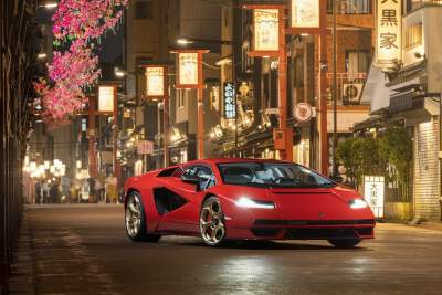 Lamborghini Countach LPI 800-4 arrives in Japan