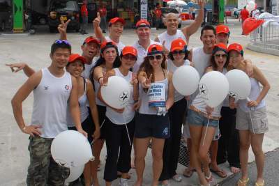 Amazing Race Asia - Winning team SINGAPORE washes cars for charity