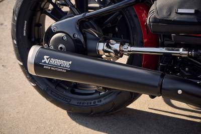 BMW Motorrad debuts Akrapovic rear silencers for the BMW R 18