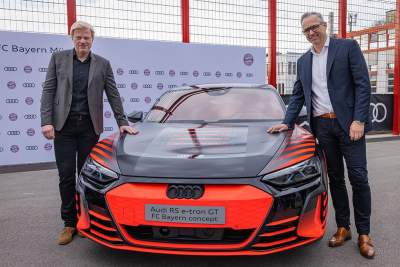 Audi employees hand over high-performance EVs to FC Bayern pros